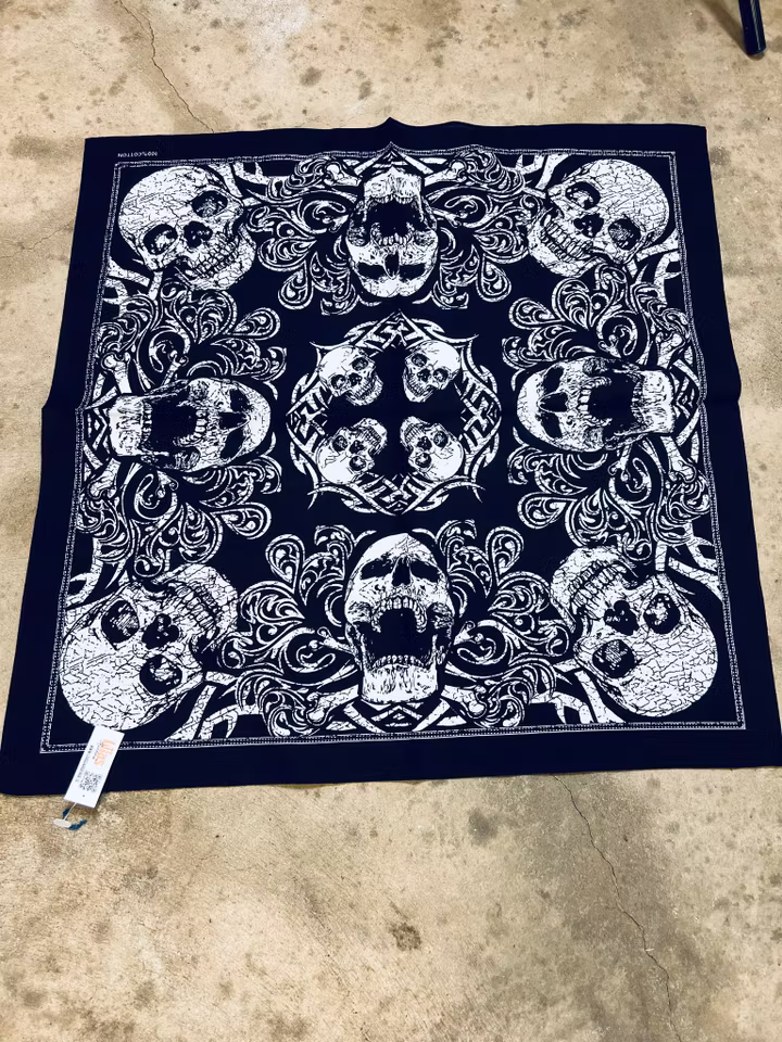 Snusnärduk/skarf Stor döskalle Vit - Liias Garderob