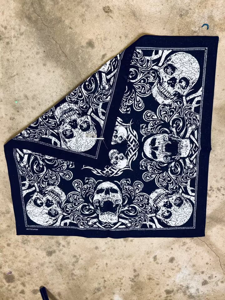 Snusnärduk/skarf Stor döskalle Vit - Liias Garderob