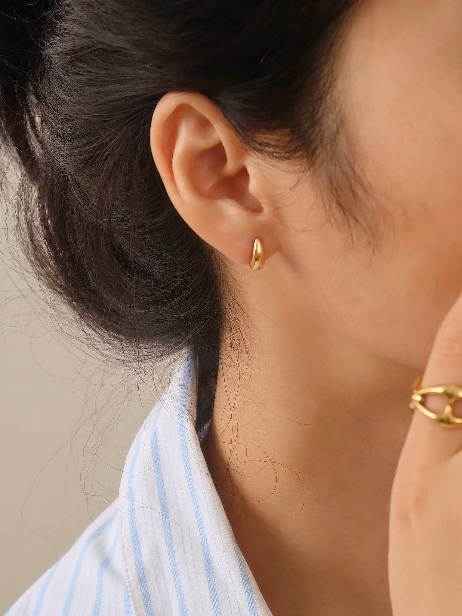 Droppformade studs i stål med 18k guld