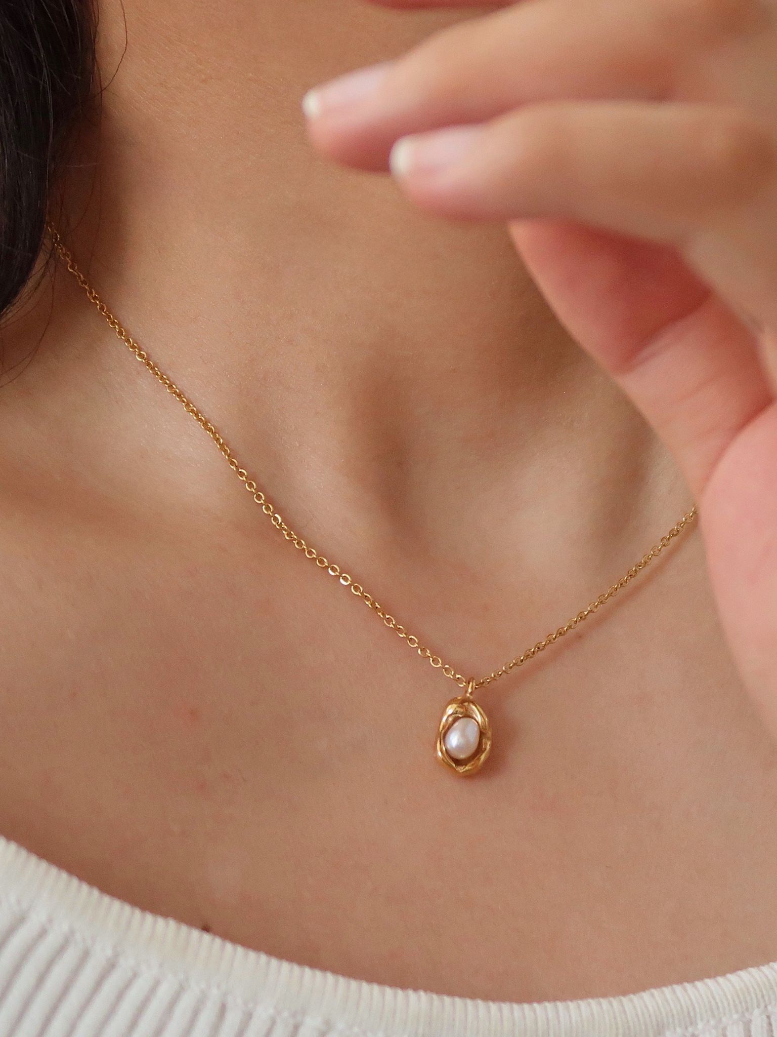 Halsband i stål med 18K guld med pärla