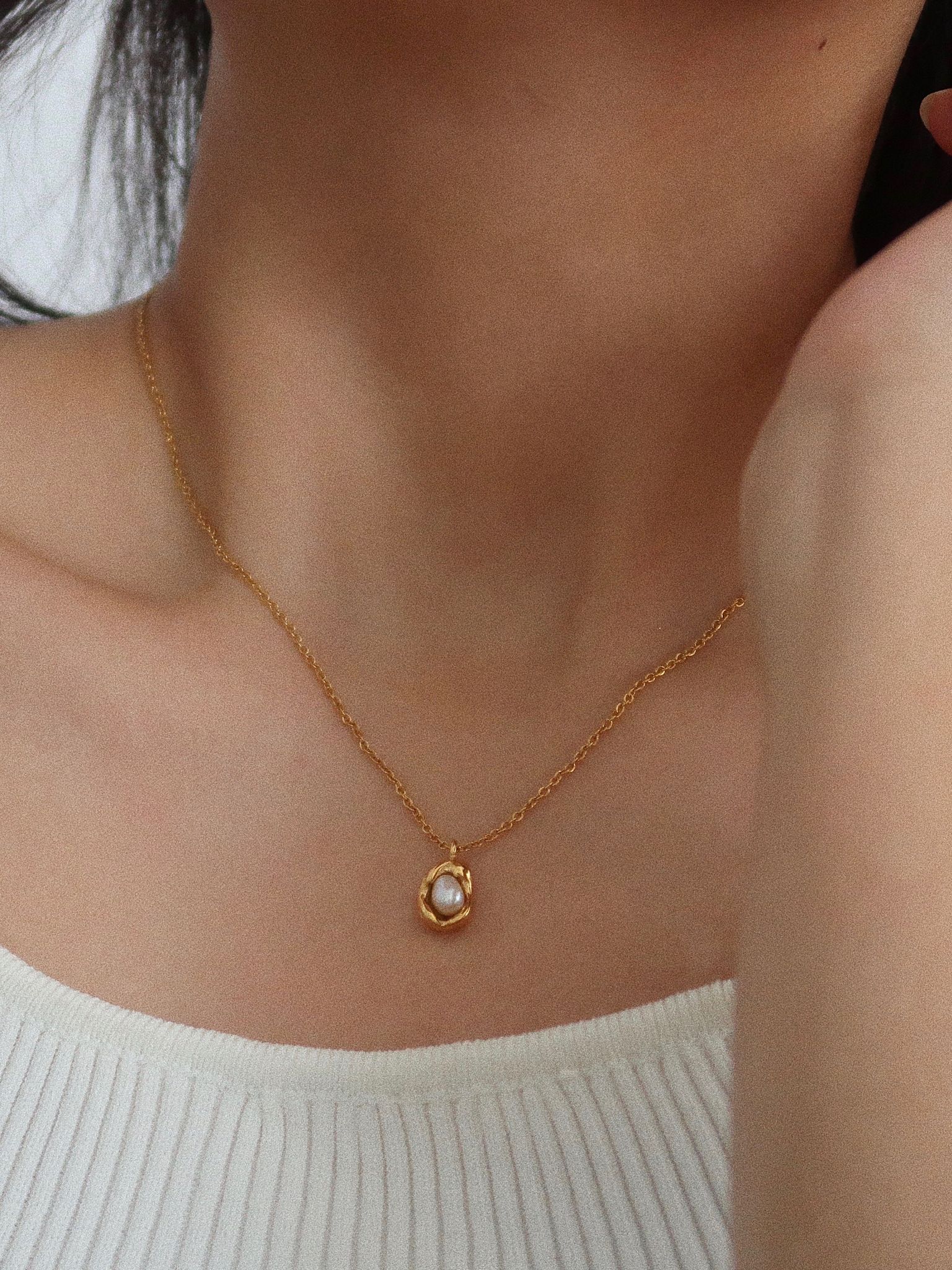 Halsband i stål med 18K guld med pärla