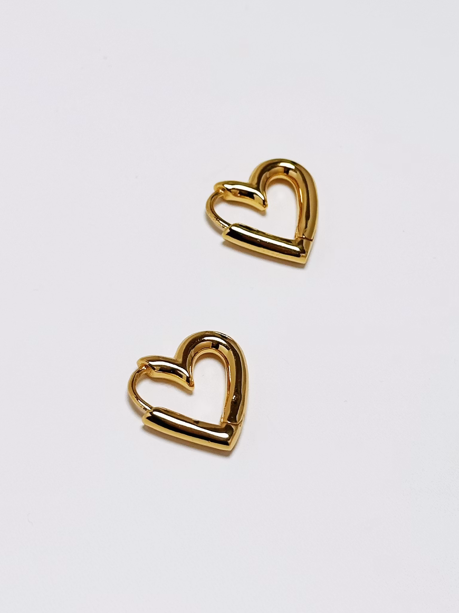 Hjärtformade små hoops i 18k guldpläterat