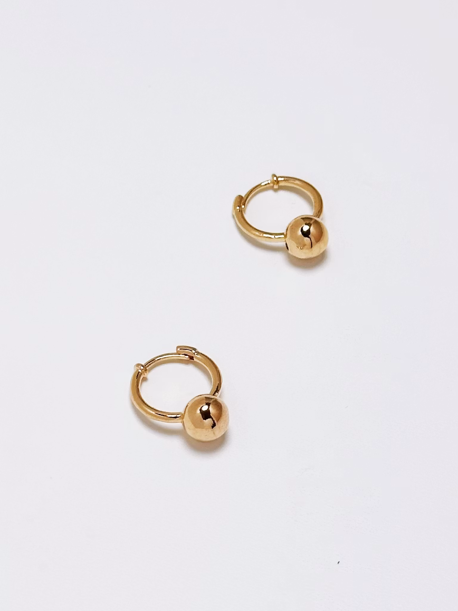 REA Små hoops förgyllda med 18k guld med kulor