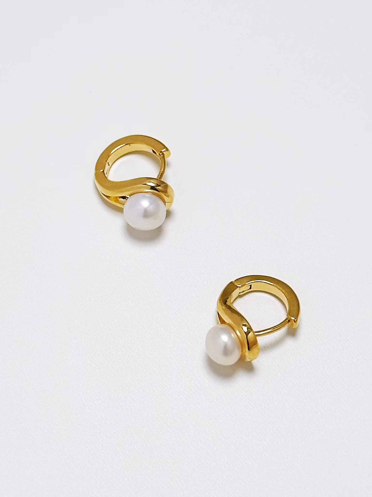 Hoops med 18K guldpläterad med pärla