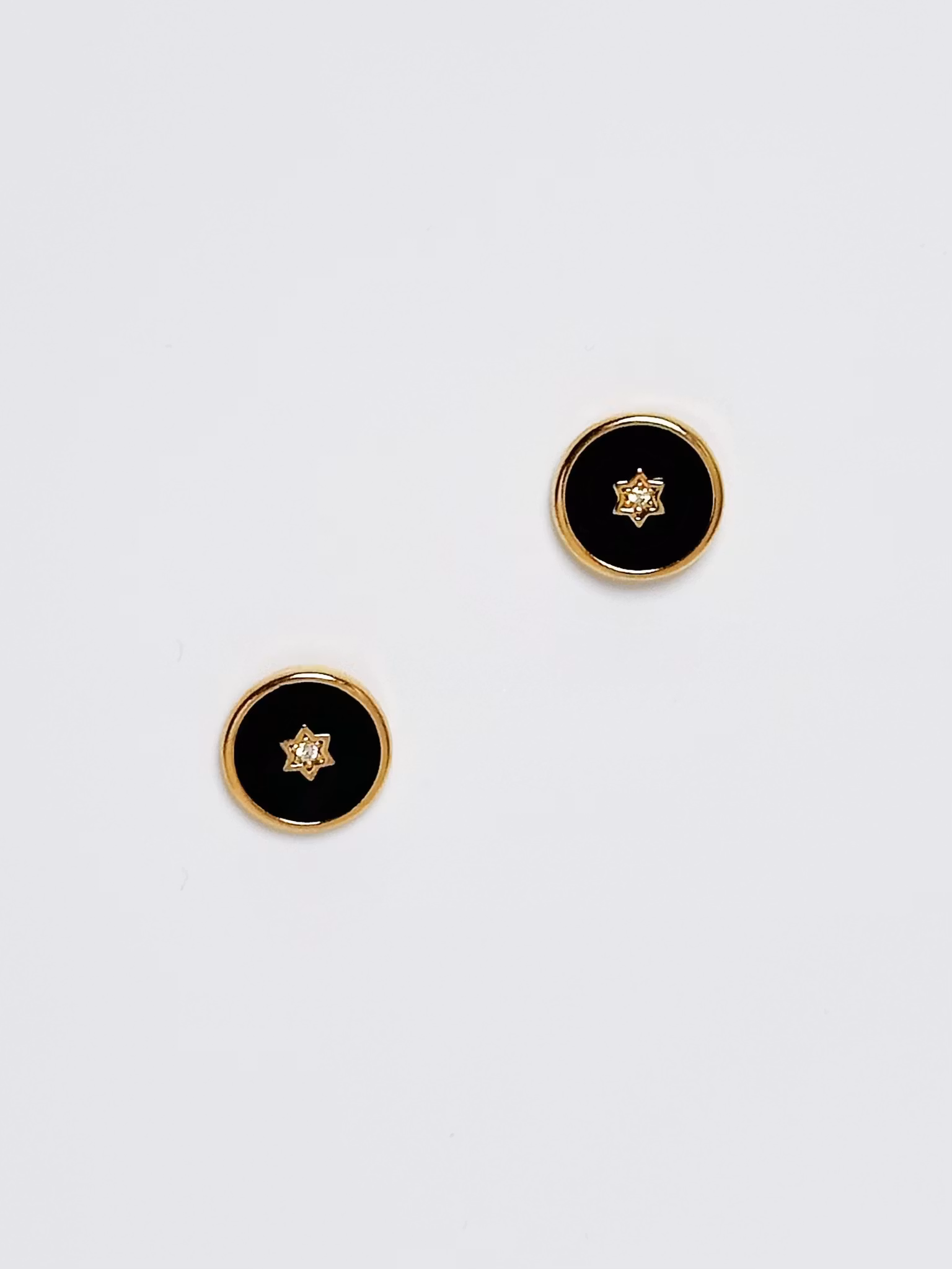 REA Guldfärgade studs med svarta detaljer