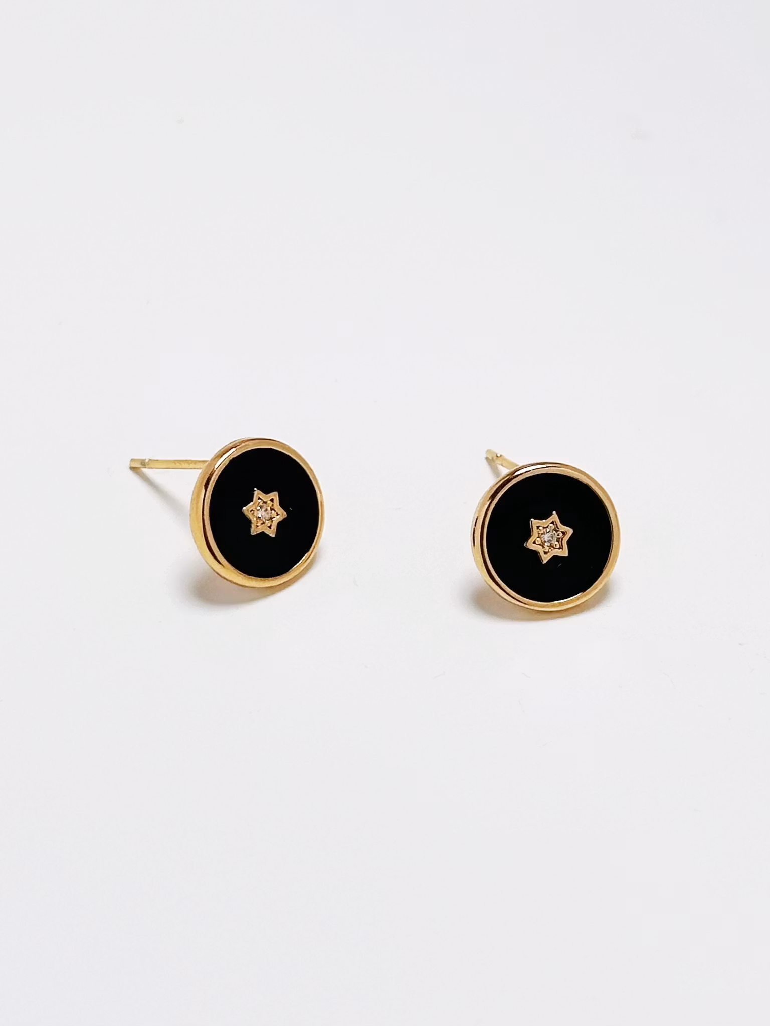 REA Guldfärgade studs med svarta detaljer