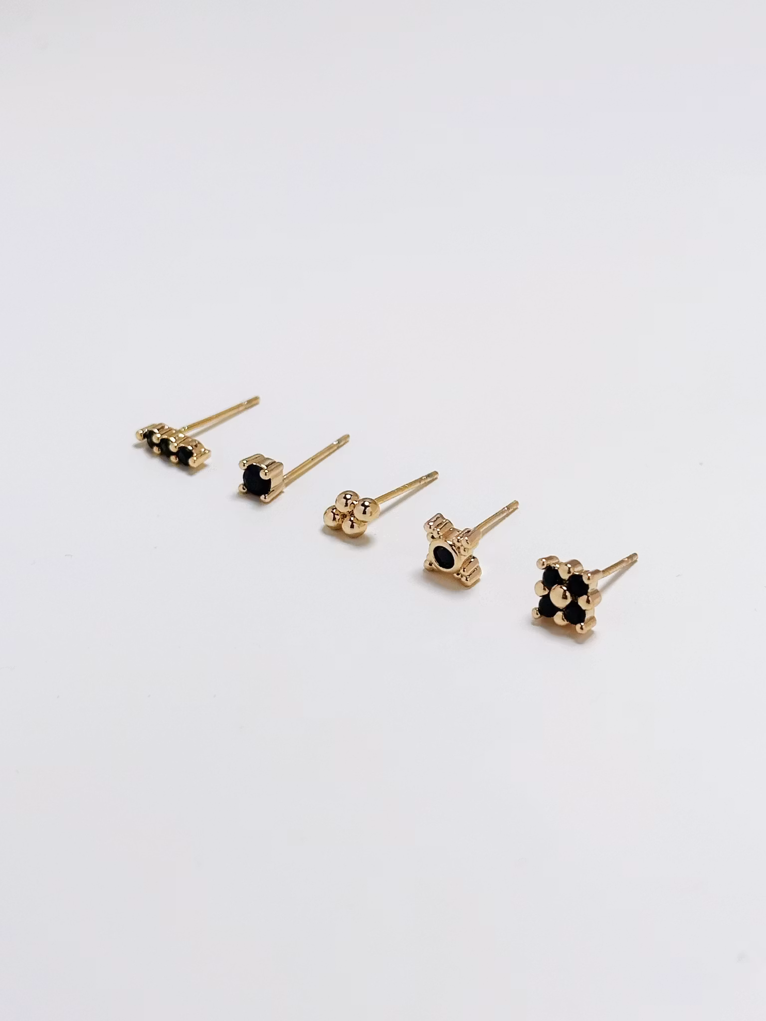 REA Studs med svart glasstenar , 5-pack