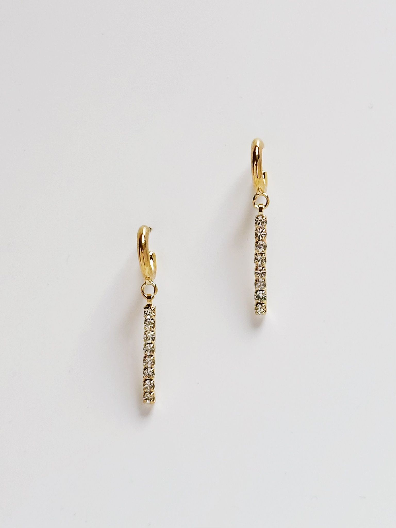 REA Hoops förgyllda med 14K guld med glasstenar