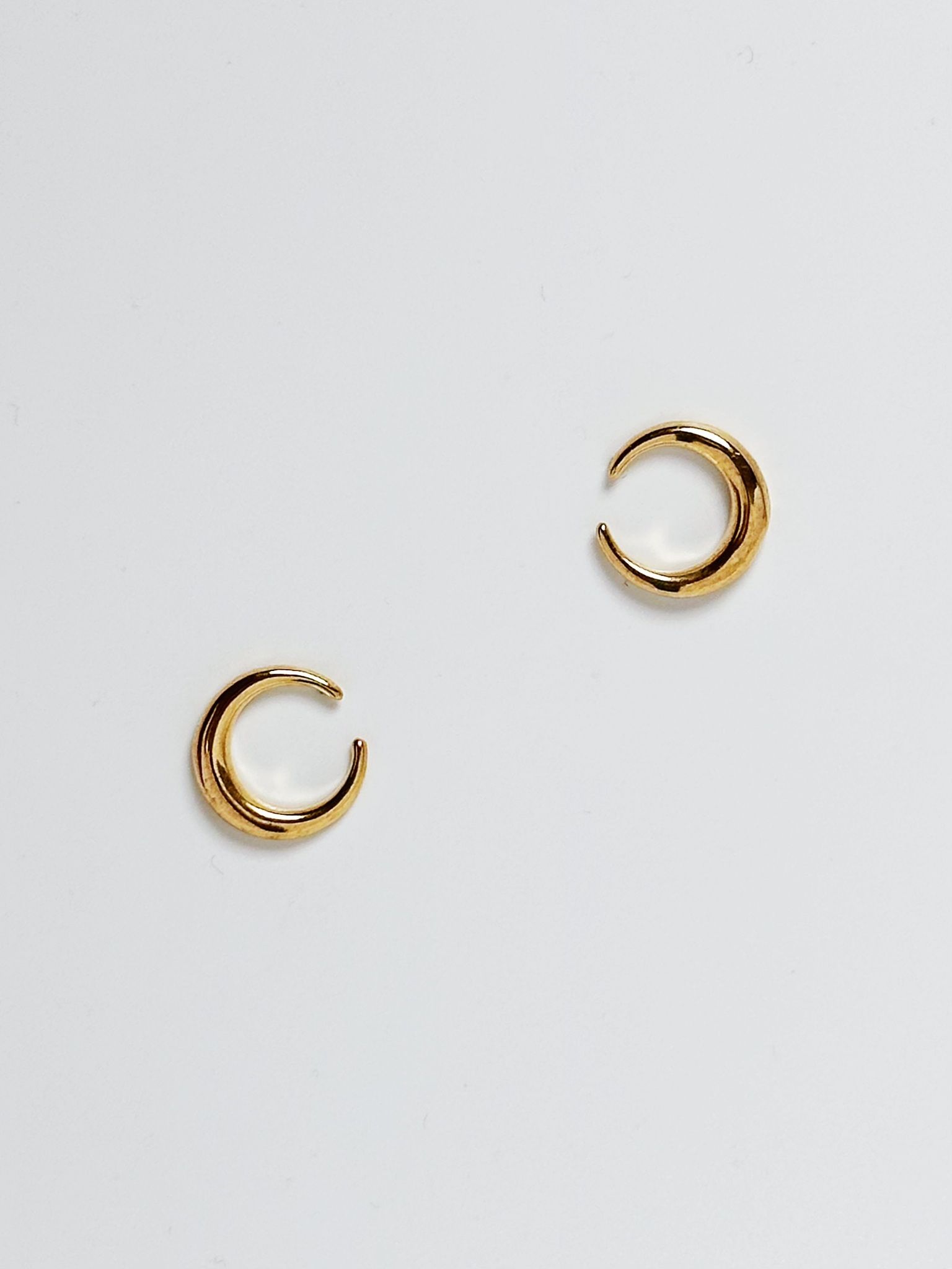 REA Studs med måne i förgyllt 14K guld