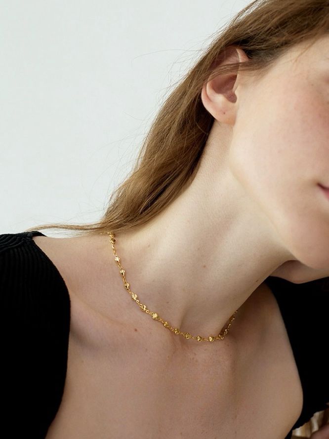 Halsband i stål med 18K guld med litet hjärta