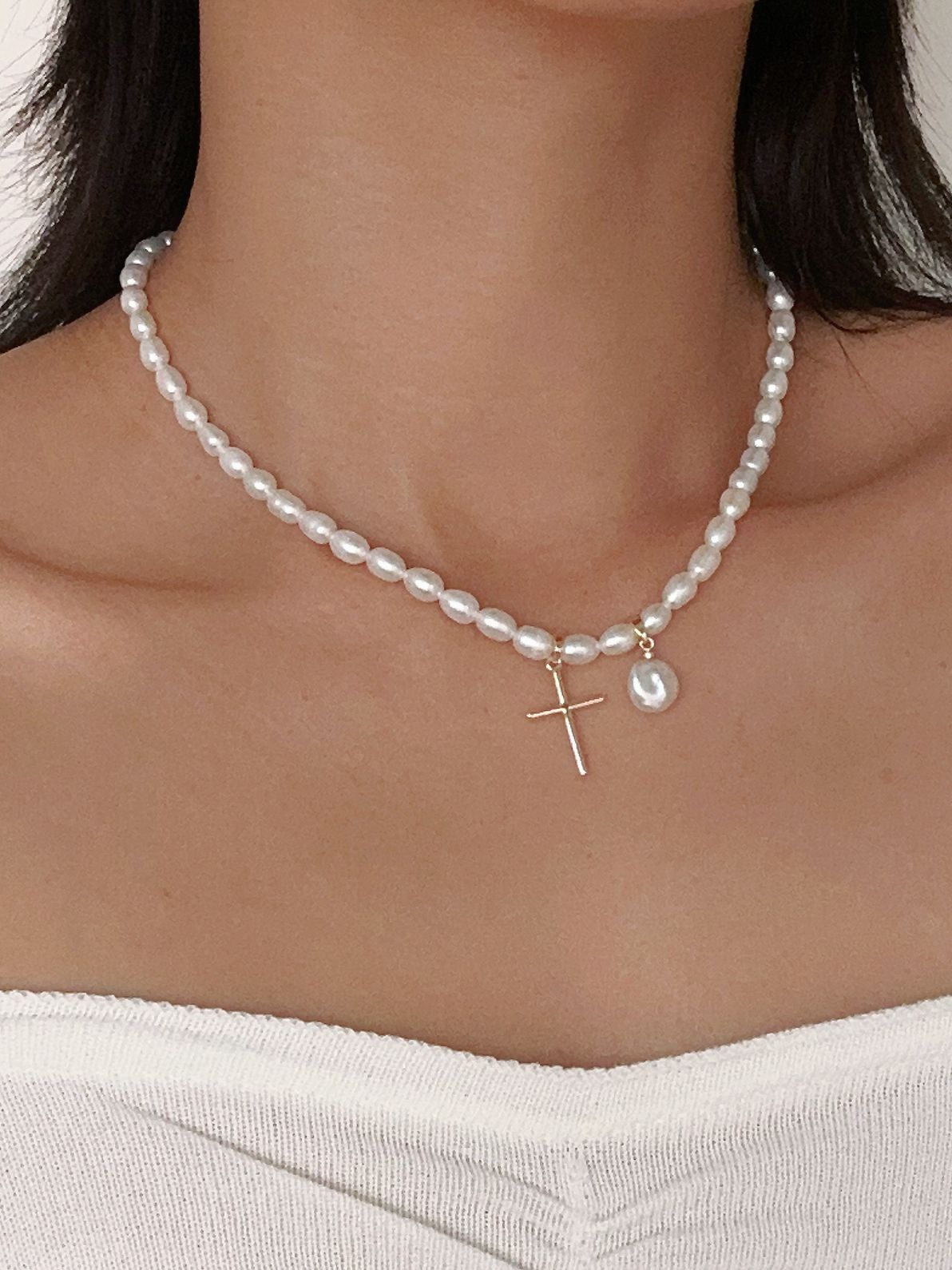 sötvattenspärlhalsband med cross
