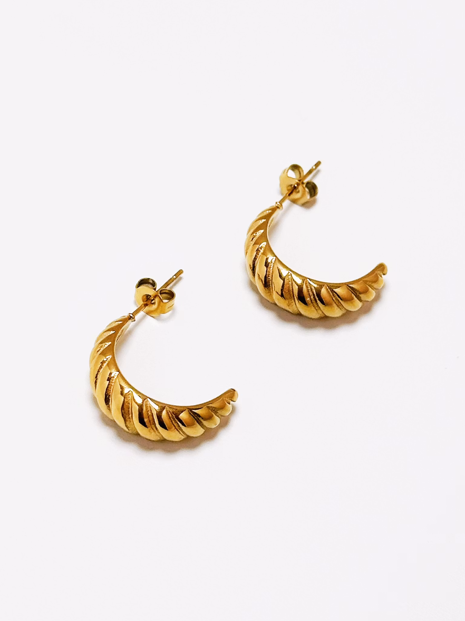 Hoops i stål med 18K guld med tvinnad design