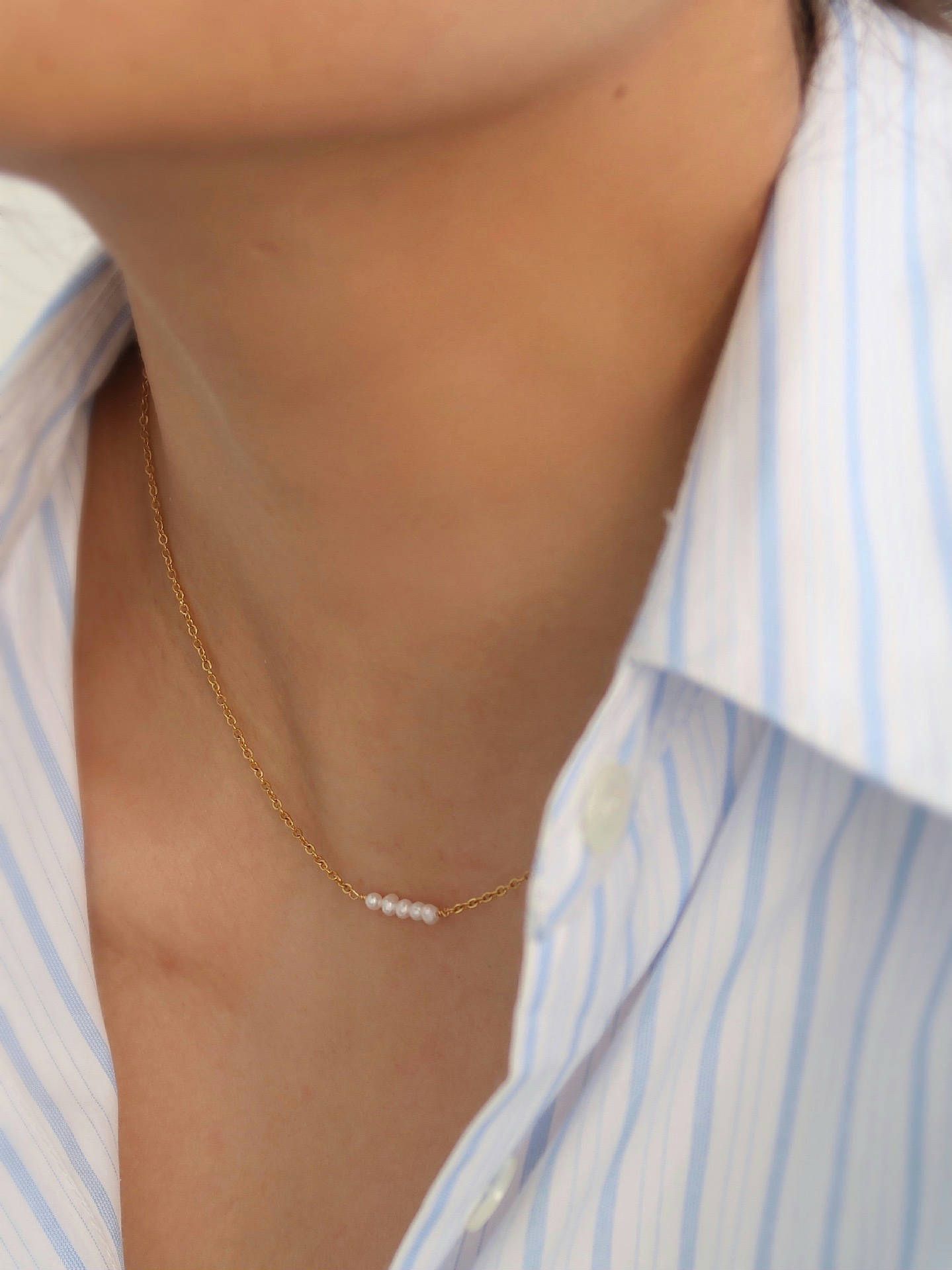 Halsband i stål med 18k guld med sötvattenspärlor