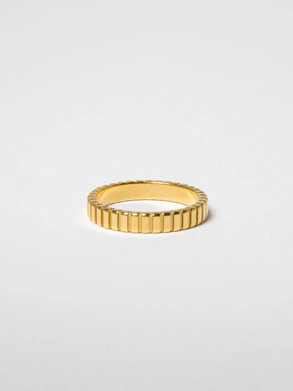 Ring i stål med 18k guld med trådmönster
