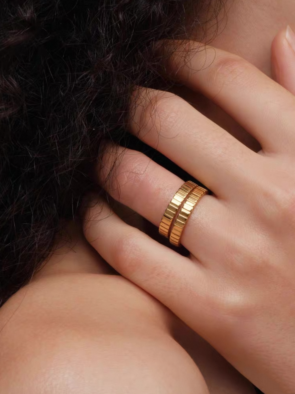 Ring i stål med 18k guld med trådmönster