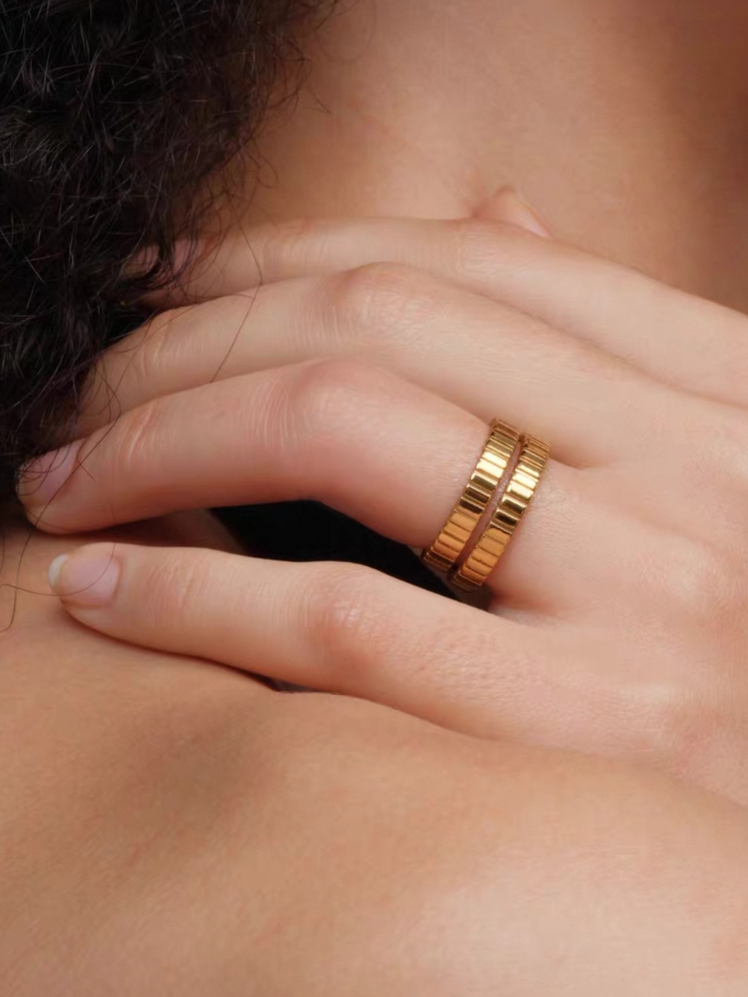 Ring i stål med 18k guld med trådmönster