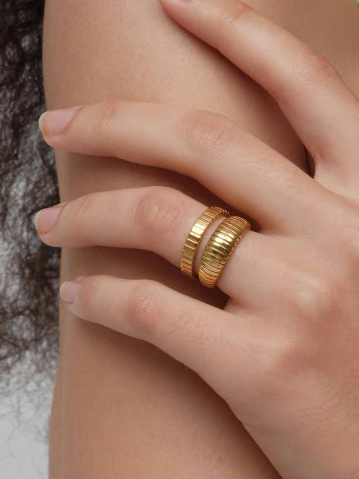 Ring i stål med 18k guld med trådmönster