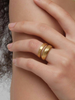 Ring i stål med 18k guld med trådmönster