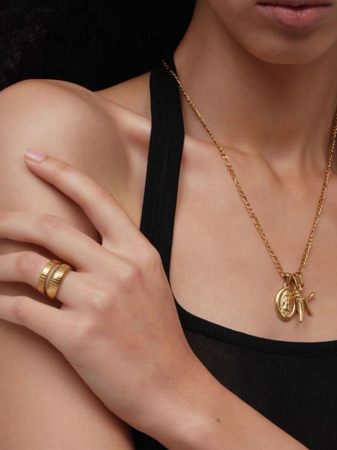 Ring i stål med 18k guld med trådmönster