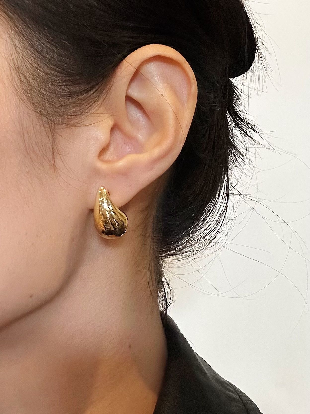 Droppörhängen i stål med 18k guld
