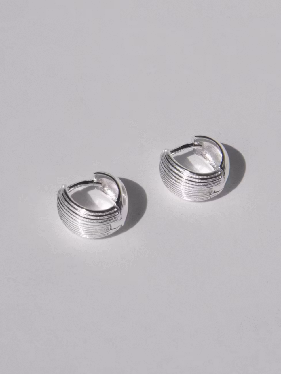 Silverfärgade räfflade hoops med 925 Silvernål