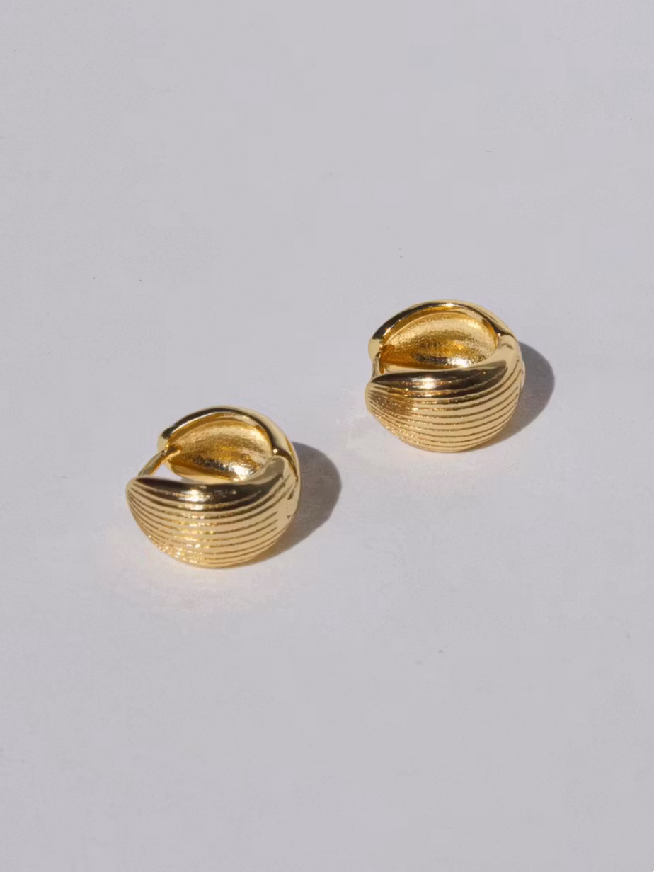 Guldfärgade räfflade hoops med 925 Silvernål
