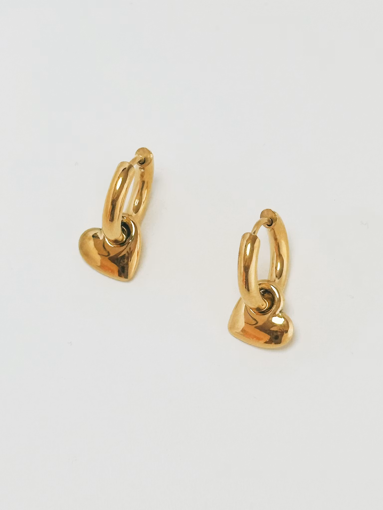 Hoops i stål med 18k guld och hjärtan