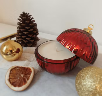 Doftljus Polkagris – Klassisk Juldoft i Röd Julkula