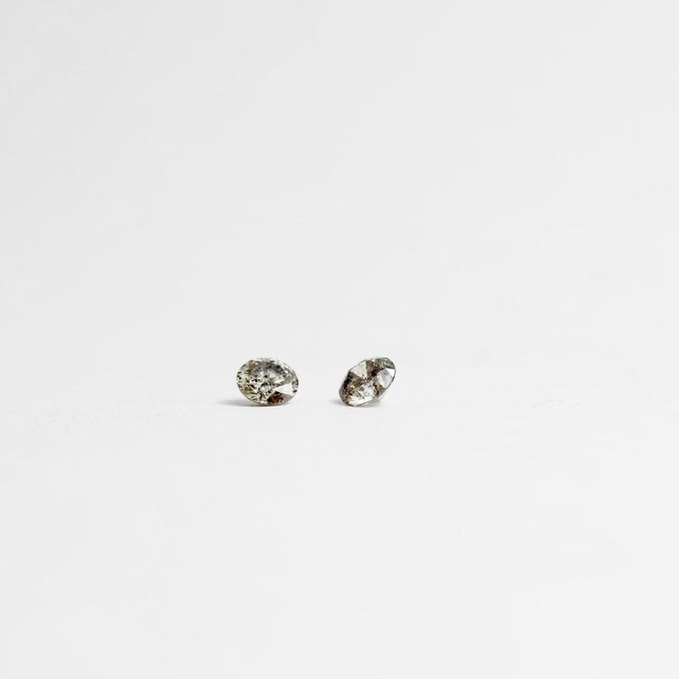 Studs örhängen, Salt and pepper diamant