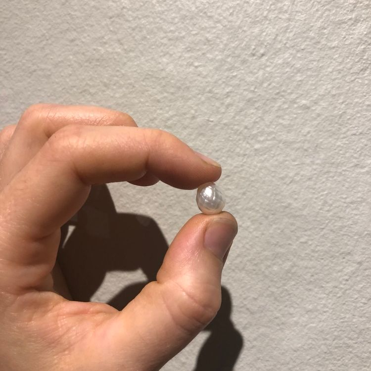 ÖRHÄNGEN- Vita facetterade pärlor