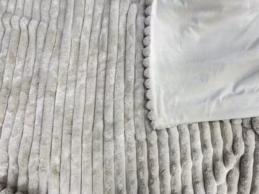 Pläd FURROW FAUX Silverbeige 140x180 cm - Milton Home