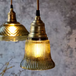 Hängande fönsterlampa i grönt glas med mässingstopp