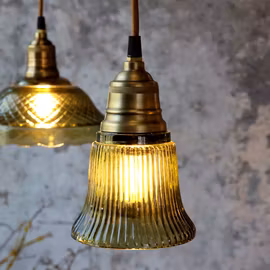 Hängande fönsterlampa i grönt glas med mässingstopp