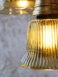 Hängande fönsterlampa i grönt glas med mässingstopp