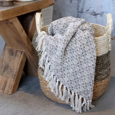 Aix Plaid – handvävd pläd i latte & creme av återvunnet garn