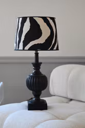 Zebra Lampskärm Ø30 cm – Hallbergs Belysning