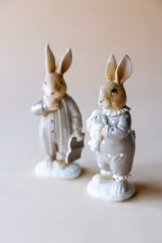 Kanin i pyjamas – dekorativ figur i polyresin