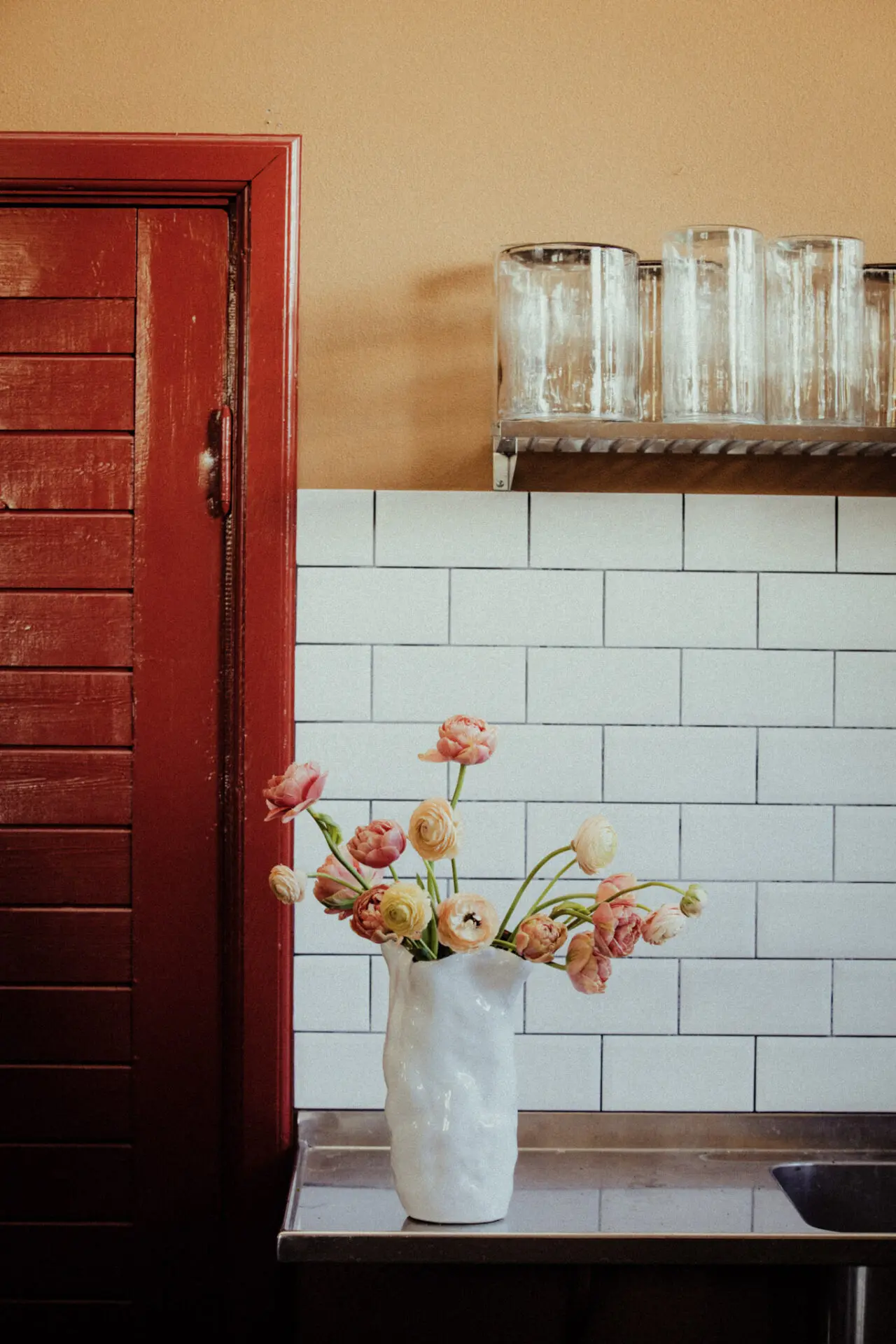 Dimple Vas Olsson & Jensen – Vit vas med guldfärgad insida