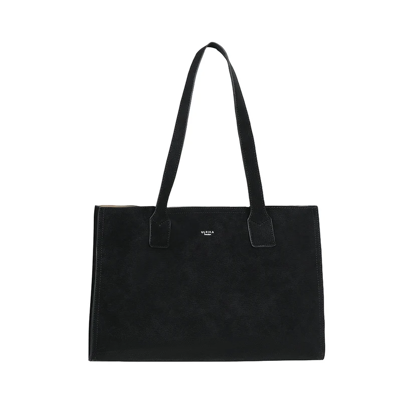 Ulrika Design Suede Handväska Svart – rymlig väska med mockakänsla