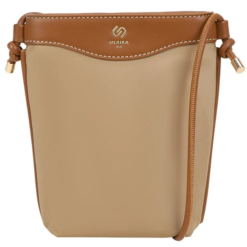 Ulrika Design Timeless Mobilväska Camel – liten väska i återvunnen nylon