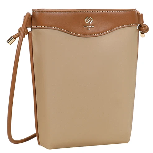 Ulrika Design Timeless Mobilväska Camel – liten väska i återvunnen nylon