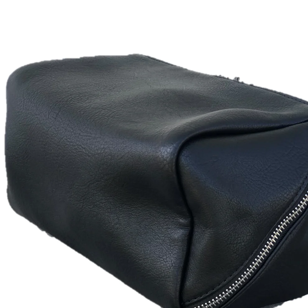 Ulrika Design Sminkväska medium – Svart
