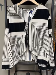 Blus med grafiskt mönster – svart/vit