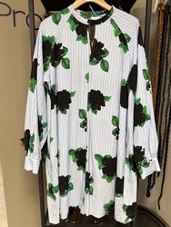 Klänning med blommönster