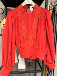 Top med spetsdetaljer – röd