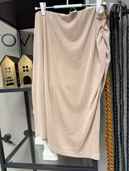 Kjol med drapering – beige