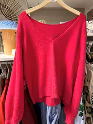 Stickad tröja med V-ringning – cerise