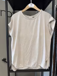 Sandfärgad, dressad t-shirt stl M