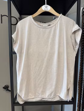 Sandfärgad, dressad t-shirt stl M