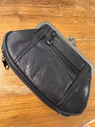 Svart portmonä i skinn med flera fack